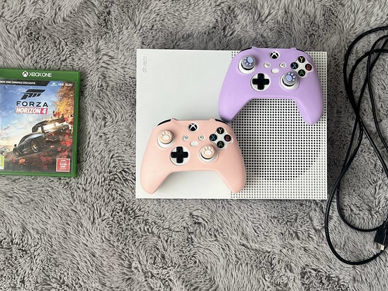 Xbox One S 1 ТБ + 2 пульта + 2 игры
