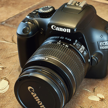 Canon EOS 1100D зеркальная камера + два объектива + сумка + аксессуары
