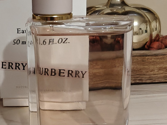 Оригинальный Burberry Her EDP 50 мл. Использовались пару раз.