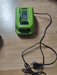 Greenworks 40V аккумулятор и зарядное устройство (1 фото из 4)