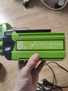 Greenworks 40V аккумулятор и зарядное устройство (3 фото из 4)