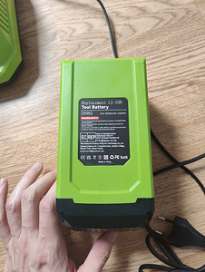 Greenworks 40V аккумулятор и зарядное устройство (4 фото из 4)