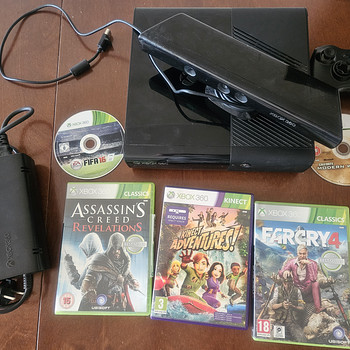Xbox360 Slim E 250 GB + Kinect + 5 Xbox 360 Slim Kinecti mängu
