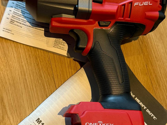 Аккумуляторный импульсный гайковерт Milwaukee M18 FUEL