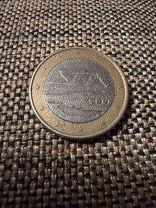 1 евро Финляндии 1999 года. Дефектный с обеих сторон. (10 фото из 10)