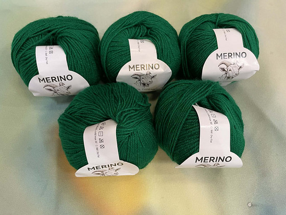 Пряжа из мериносовой шерсти — 5 клубков. Всего 250 г.