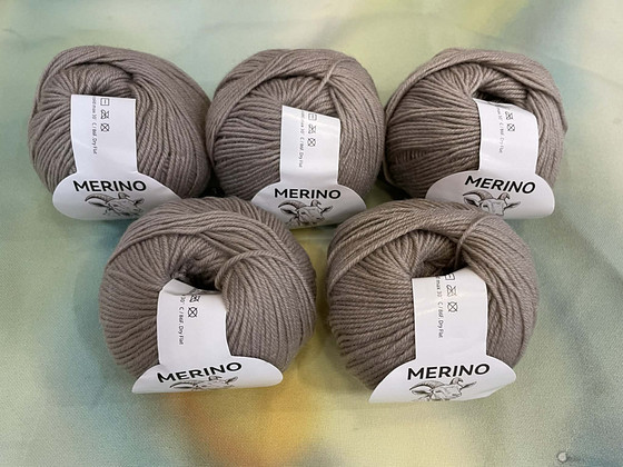 Пряжа из мериносовой шерсти — 5 клубков. Всего 250 г.