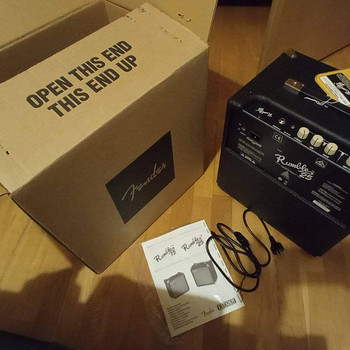 FENDER RUMBLE 25 V3 BASS COMBO AMP