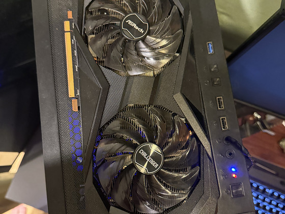 2 шт. Rx6600 8gb, 1 шт. rtx3060 8gb, у которой отсутствует 1 вентилятор