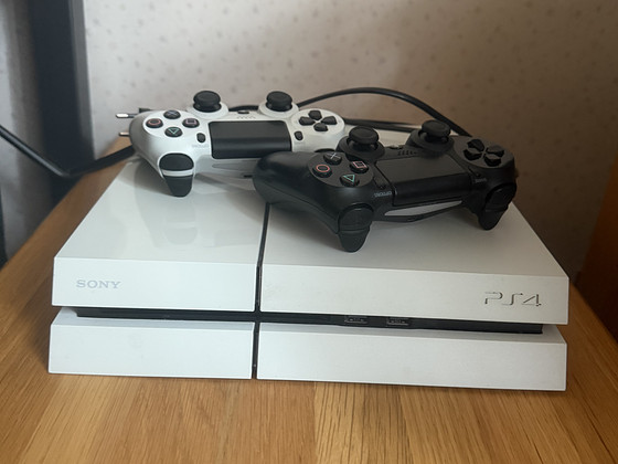 PS4 500 GB + 2 оригинальных DualShock 4