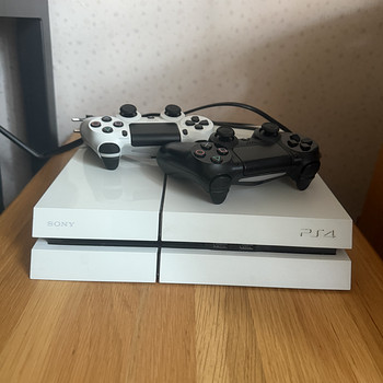 PS4 500 GB + 2 оригинальных DualShock 4