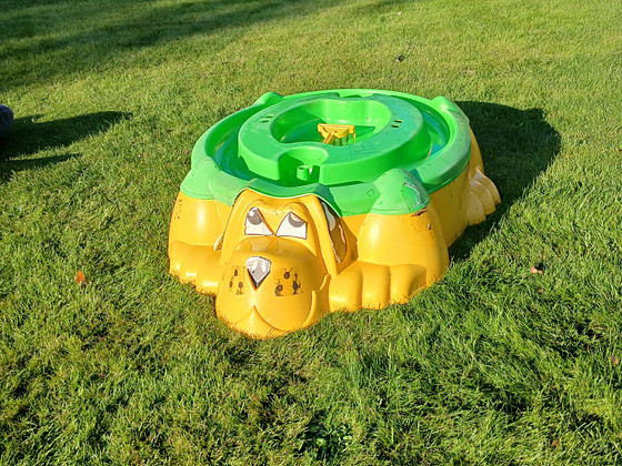 Plastist liivakast lastele