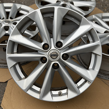 17" Nissan originaalveljed 5x114,3 + andurid