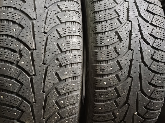 Шипованные шины Nokian 17" 2 шт.