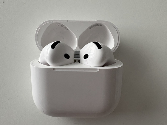 Apple AirPods 4 ANC