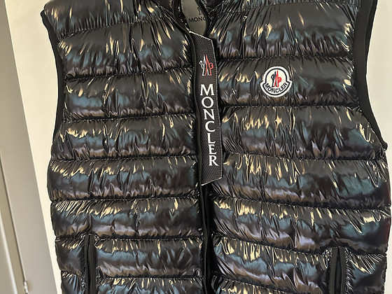Жилет Moncler M / L (начало)