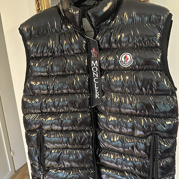 Жилет Moncler M / L (начало)