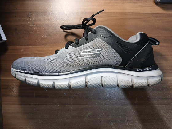 Продаются хорошие спортивные кроссовки (Skechers)