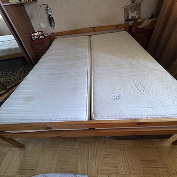Деревянная кровать