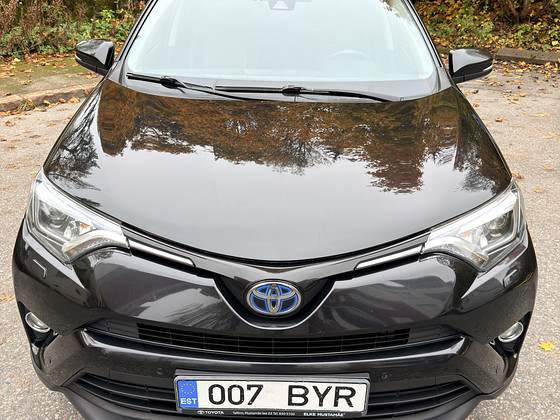 Toyota RAV4 Hybrid AWD Premium 2018, один владелец. Куплен новым