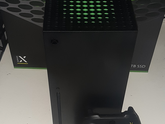 XBOX SERIES X 1TB + GAMEPAD + 2 GAMES (metro exodus, grid 2)