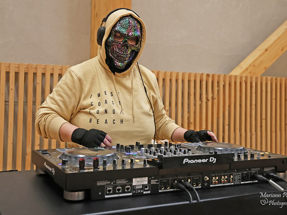 DJ
