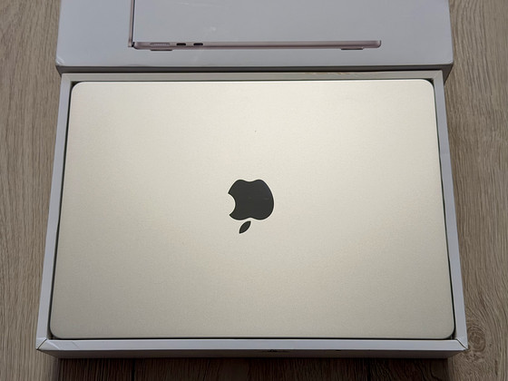 Apple Macbook Air 13 M4 16/256GB StL SWE в очень хорошем состоянии.