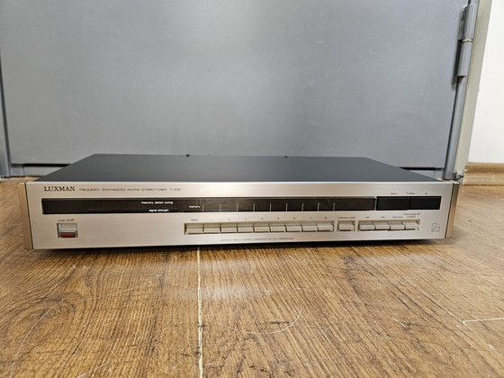 Luxman T-230 Frequency Synthesized Stereo Tuner