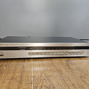 Luxman T-230 Frequency Synthesized Stereo Tuner