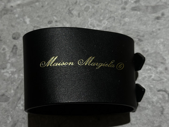 Чёрный кожаный браслет-манжета Maison Margiela