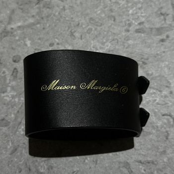 Чёрный кожаный браслет-манжета Maison Margiela