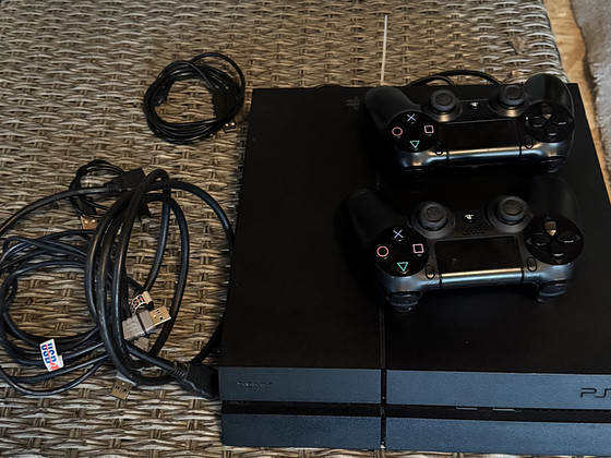 PlayStation 4 + 2 pulti
