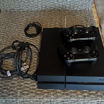 PlayStation 4 + 2 пульта