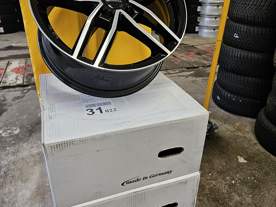 Диски для Toyota , Lexus Dezent TR Black 5 x 114.3 R 17