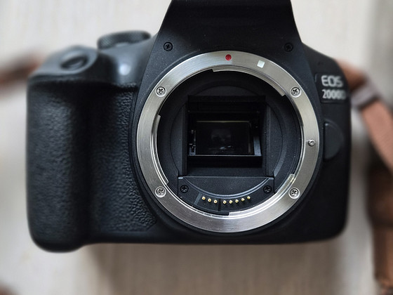 Canon EOS 2000D body