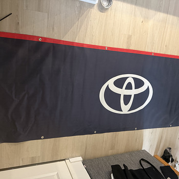 Toyota bänner seinale
