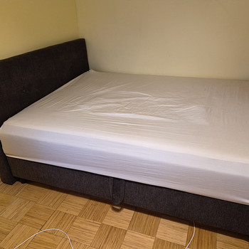 Vähekasutatud suur voodi 165x210 cm koos peatsiga