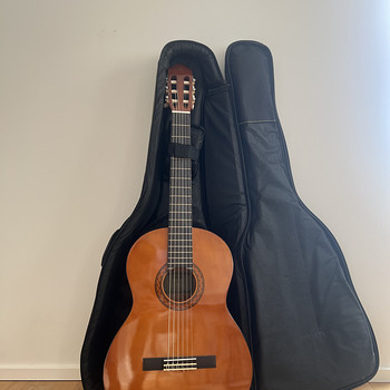 Продаётся классическая гитара YAMAHA C40 в отличном состоянии с чехлом