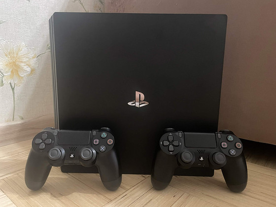 PlayStation 4 Pro 1TB + комплект PS VR + 2x DualShock 4 + Move +
