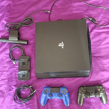 Продаю PlayStation 4 Pro