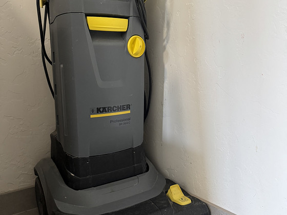Kärcher Professional BR 30/4 C Adv — профессиональная поломо