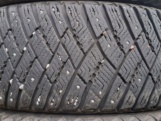 Шипованные шины 205 55 16 Goodyear UltraGrip Ice Artic, 94T, 8мм