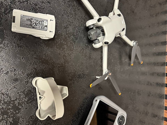 DJI Mini 4 Pro + ekraaniga DJI RC 2 pult