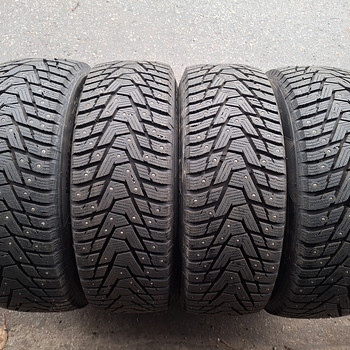 215/65/R16 Почти новые шипованные шины Hankook Winter I Pike RS2