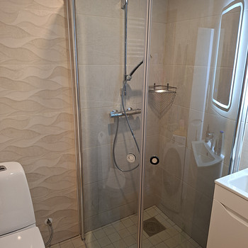 Душевой уголок 85x85x1950 см с дымчатым стеклом