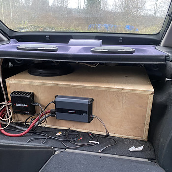 Võimendi ja subwoofer kaasas kaablid
