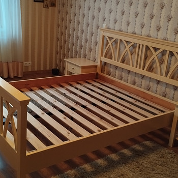Voodi ja kaks öökappi