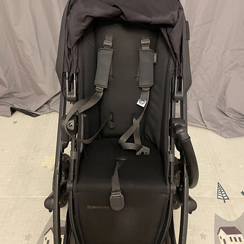 Uppababy Vista V2 jalutuskäru 2020 musta värvi