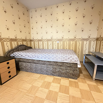 Кровать с матрасом и тумбочкой