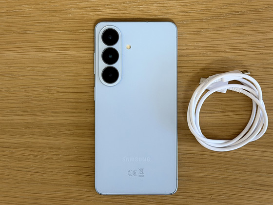 Samsung Galaxy S26 небесно-голубой 256GB как новый